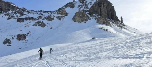 Narciarze podczas zjazdu w górach