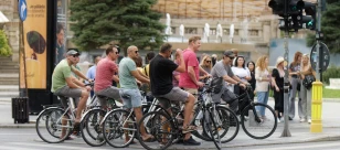 Grupa rowerzystów na ulicy