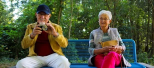 Para aktywnych seniorów siedzących na ławce