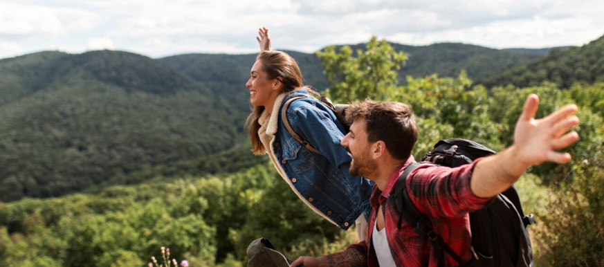 Wyjazd turystyczny młodej pary na wakacjach