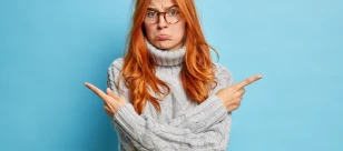 Kobieta zastanawiająca się jakie ubezpieczenie wybrać