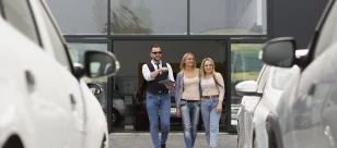 Rodzina kierująca się do samochodu