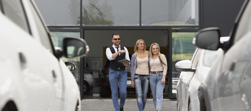 Rodzina kierująca się do samochodu